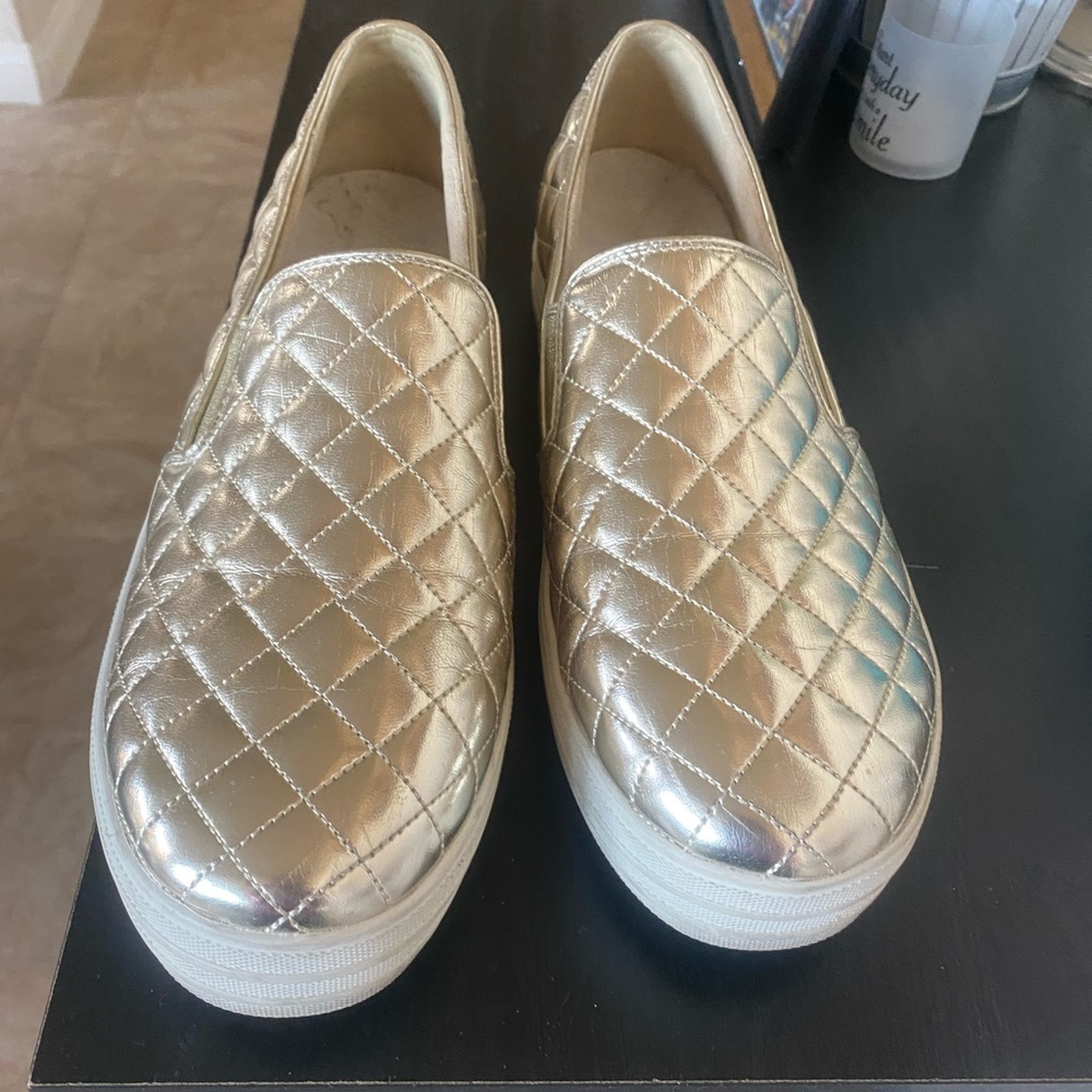 Sketchers gold tennis shoe size 9 1/2 lightly worn